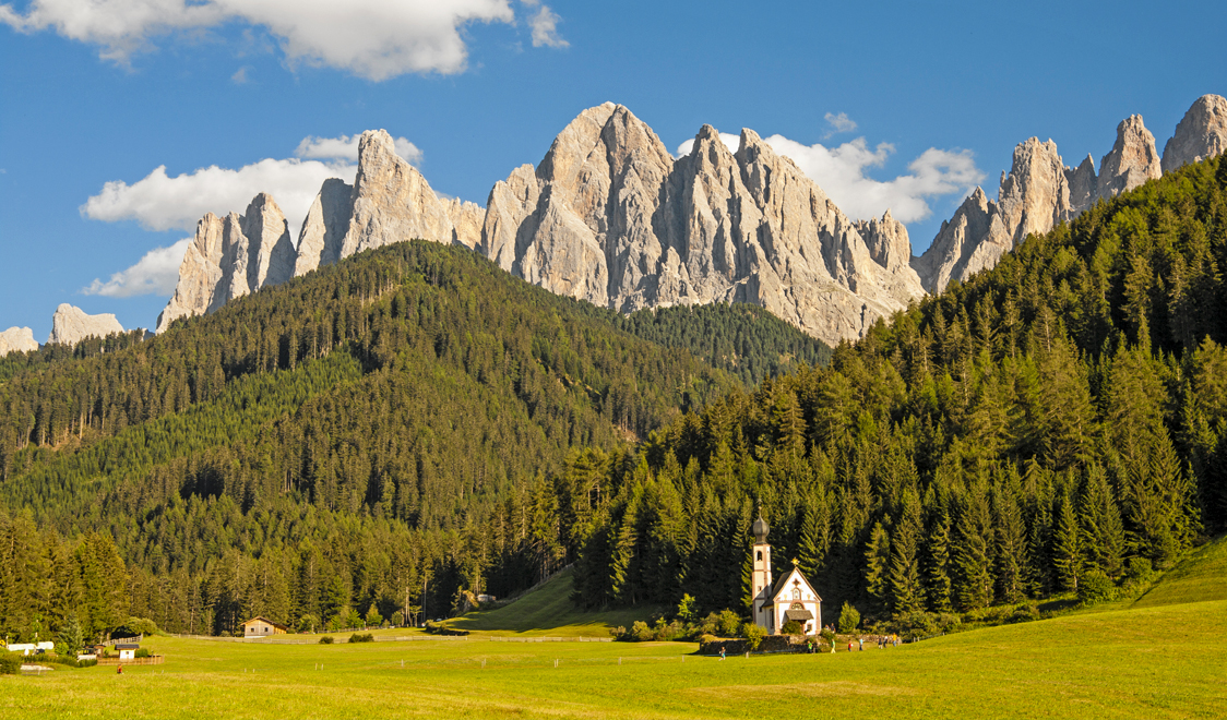 27-places-in-italy-that-dont-look-real-chiesetta-san-giovanni-val-di-funes-alto-adige-italia