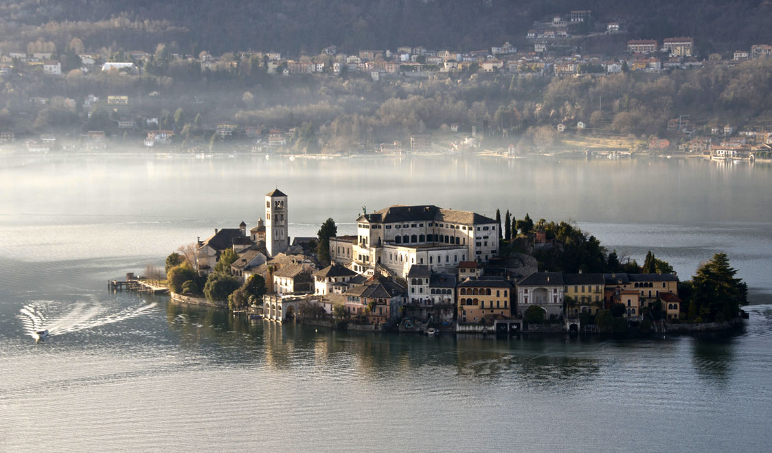 27-places-in-italy-that-dont-look-real-orta-san-giulio-piedmont