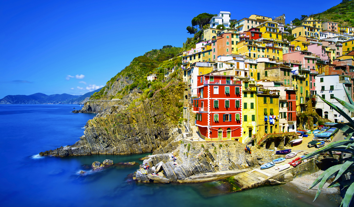 27-places-in-italy-that-dont-look-real-riomaggiore-cinque-terre