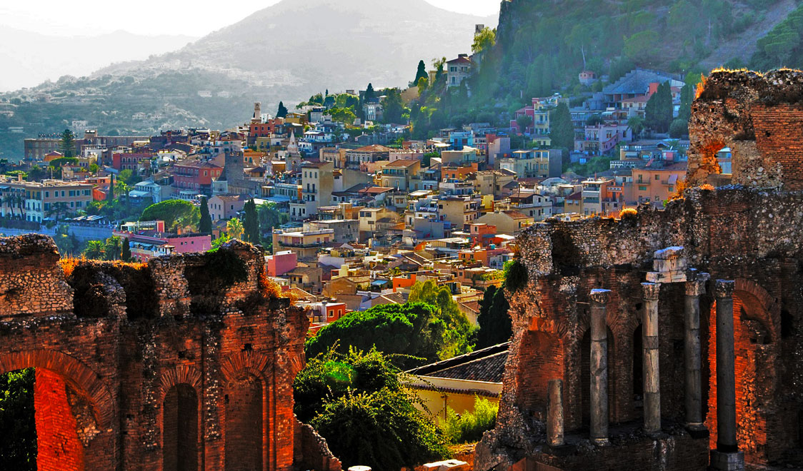 27-places-in-italy-that-dont-look-real-taormina-sicily
