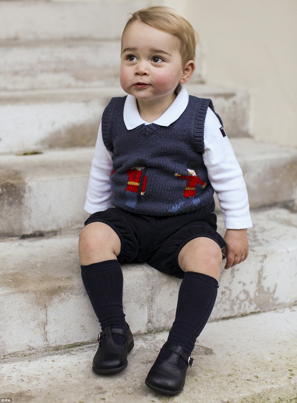 2407BDD800000578-0-Prince_George_dressed_in_an_adorable_jumper_in_a_picture_that_wa-a-31_1418499317923